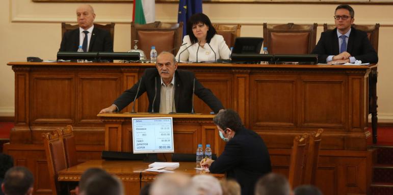 Скандал в парламента, изведоха депутат